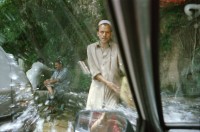 Image of sheet 20030030 photo 36: Pakistan 'Piyo aur jiyo!' Drinke und Lebe! Néstle wirbt an einer Hauswand für ihr Trinkwasser 
Gasbetriebene Fahrzeuge Autos mit Gas Tankstelle Love is life steht an einer Mauer dahinter Gras Marihuana pflanzen wilde Verkehrskreisel mit Atombombe