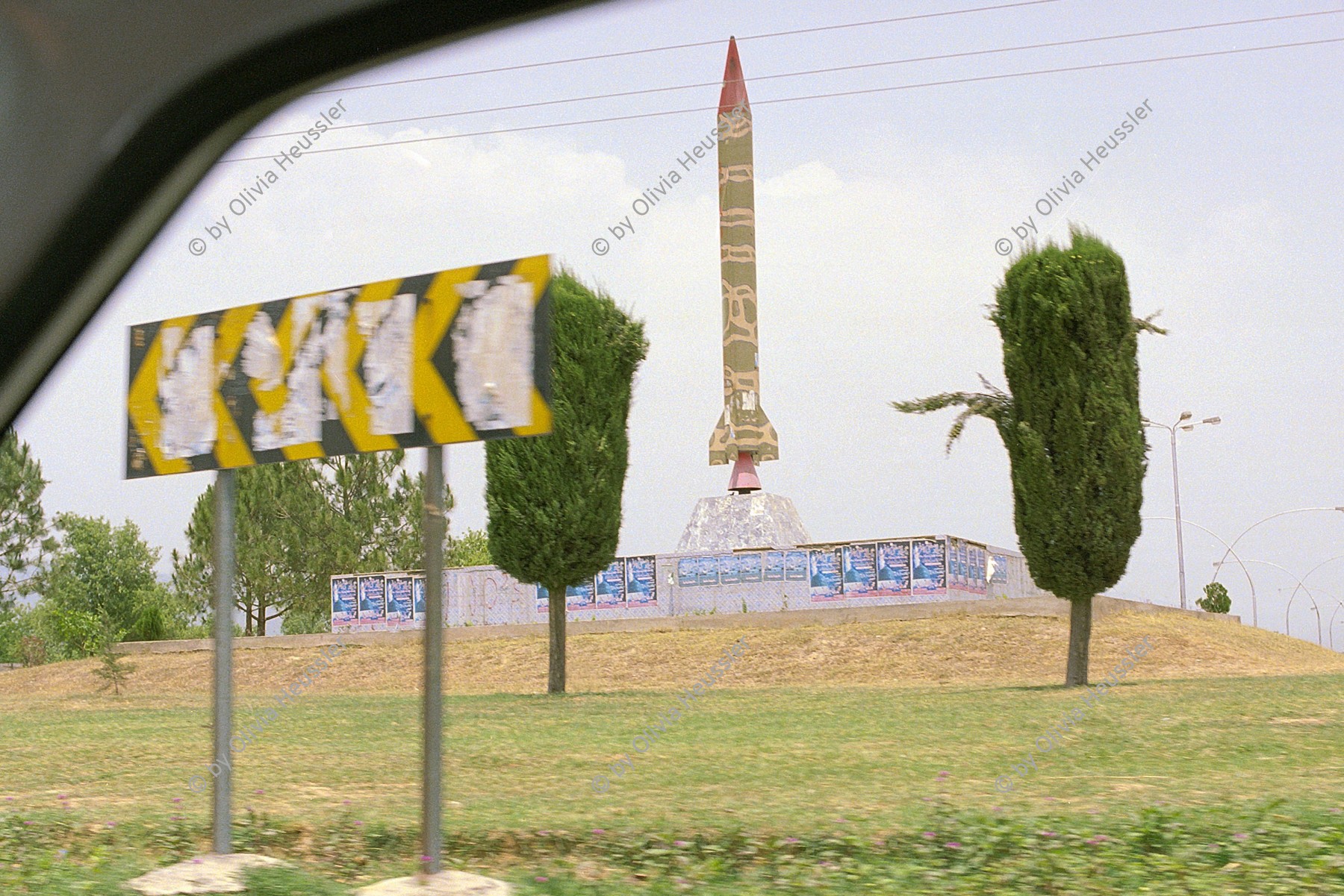 Image of sheet 20030030 photo 4: Ein Denkmal für die Atombombe in einem Kreisel Auto Fahrzeug Bombe Weapon atomic Pakistan 2003