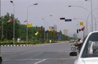 Image of sheet 20030030 photo 9: Pakistan 'Piyo aur jiyo!' Drinke und Lebe! Néstle wirbt an einer Hauswand für ihr Trinkwasser 
Gasbetriebene Fahrzeuge Autos mit Gas Tankstelle Love is life steht an einer Mauer dahinter Gras Marihuana pflanzen wilde Verkehrskreisel mit Atombombe