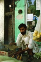 Image of sheet 20030040 photo 0: Autobus Car Transport auf der Strasse von der Hauptstadt Islamabad nach Murree M. ist eine Kleinstadt in der Provinz Punjab in Nord-Pakistan
Leute Männer und ein Mädchen beim Wasser holen am Tanklastwagen. Frauen Holztransport Lastwagen beschmückt Linksverkehr Bäume im Galyat tal