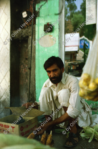 Image of sheet 20030040 photo 0: Autobus Car Transport auf der Strasse von der Hauptstadt Islamabad nach Murree M. ist eine Kleinstadt in der Provinz Punjab in Nord-Pakistan
Leute Männer und ein Mädchen beim Wasser holen am Tanklastwagen. Frauen Holztransport Lastwagen beschmückt Linksverkehr Bäume im Galyat tal