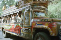 Image of sheet 20030040 photo 1: Autobus Car Transport auf der Strasse von der Hauptstadt Islamabad nach Murree M. ist eine Kleinstadt in der Provinz Punjab in Nord-Pakistan
Leute Männer und ein Mädchen beim Wasser holen am Tanklastwagen. Frauen Holztransport Lastwagen beschmückt Linksverkehr Bäume im Galyat tal