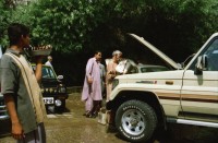 Image of sheet 20030040 photo 10: Autobus Car Transport auf der Strasse von der Hauptstadt Islamabad nach Murree M. ist eine Kleinstadt in der Provinz Punjab in Nord-Pakistan
Leute Männer und ein Mädchen beim Wasser holen am Tanklastwagen. Frauen Holztransport Lastwagen beschmückt Linksverkehr Bäume im Galyat tal