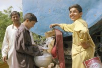 Image of sheet 20030040 photo 15: Männer füllen ihre Behälter mit Tankwagen frisches Trinkwasser Pakistan