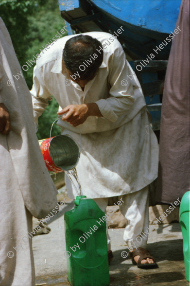 Image of sheet 20030040 photo 17: Autobus Car Transport auf der Strasse von der Hauptstadt Islamabad nach Murree M. ist eine Kleinstadt in der Provinz Punjab in Nord-Pakistan
Leute Männer und ein Mädchen beim Wasser holen am Tanklastwagen. Frauen Holztransport Lastwagen beschmückt Linksverkehr Bäume im Galyat tal