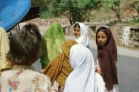 Image of sheet 20030040 photo 19: Autobus Car Transport auf der Strasse von der Hauptstadt Islamabad nach Murree M. ist eine Kleinstadt in der Provinz Punjab in Nord-Pakistan
Leute Männer und ein Mädchen beim Wasser holen am Tanklastwagen. Frauen Holztransport Lastwagen beschmückt Linksverkehr Bäume im Galyat tal