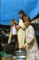 Image of sheet 20030040 photo 22: Autobus Car Transport auf der Strasse von der Hauptstadt Islamabad nach Murree M. ist eine Kleinstadt in der Provinz Punjab in Nord-Pakistan
Leute Männer und ein Mädchen beim Wasser holen am Tanklastwagen. Frauen Holztransport Lastwagen beschmückt Linksverkehr Bäume im Galyat tal
