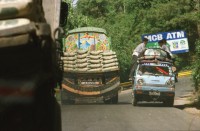 Image of sheet 20030040 photo 26: Autobus Car Transport auf der Strasse von der Hauptstadt Islamabad nach Murree M. ist eine Kleinstadt in der Provinz Punjab in Nord-Pakistan
Leute Männer und ein Mädchen beim Wasser holen am Tanklastwagen. Frauen Holztransport Lastwagen beschmückt Linksverkehr Bäume im Galyat tal