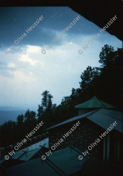 Image of sheet 20030040 photo 32: Autobus Car Transport auf der Strasse von der Hauptstadt Islamabad nach Murree M. ist eine Kleinstadt in der Provinz Punjab in Nord-Pakistan
Leute Männer und ein Mädchen beim Wasser holen am Tanklastwagen. Frauen Holztransport Lastwagen beschmückt Linksverkehr Bäume im Galyat tal