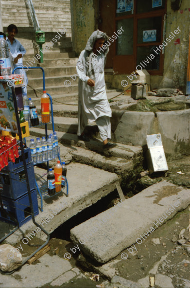 Image of sheet 20030040 photo 5: Autobus Car Transport auf der Strasse von der Hauptstadt Islamabad nach Murree M. ist eine Kleinstadt in der Provinz Punjab in Nord-Pakistan
Leute Männer und ein Mädchen beim Wasser holen am Tanklastwagen. Frauen Holztransport Lastwagen beschmückt Linksverkehr Bäume im Galyat tal