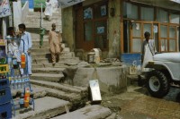 Image of sheet 20030040 photo 7: Autobus Car Transport auf der Strasse von der Hauptstadt Islamabad nach Murree M. ist eine Kleinstadt in der Provinz Punjab in Nord-Pakistan
Leute Männer und ein Mädchen beim Wasser holen am Tanklastwagen. Frauen Holztransport Lastwagen beschmückt Linksverkehr Bäume im Galyat tal