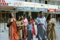 Image of sheet 20030050 photo 10: Murree ist eine Kleinstadt in der Provinz Punjab in Nord-Pakistan
Kinder mit farbigen Ballonen Hotel alter Mann und Schimmel weisses Pferd steht am Eingang Blecksoldaten zum abknallen mit dem Luftgewehr Spiel alte Bäume