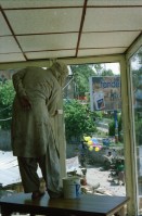 Image of sheet 20030050 photo 12: Murree ist eine Kleinstadt in der Provinz Punjab in Nord-Pakistan
Kinder mit farbigen Ballonen Hotel alter Mann und Schimmel weisses Pferd steht am Eingang Blecksoldaten zum abknallen mit dem Luftgewehr Spiel alte Bäume