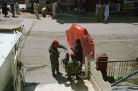 Image of sheet 20030050 photo 13: Murree ist eine Kleinstadt in der Provinz Punjab in Nord-Pakistan
Kinder mit farbigen Ballonen Hotel alter Mann und Schimmel weisses Pferd steht am Eingang Blecksoldaten zum abknallen mit dem Luftgewehr Spiel alte Bäume