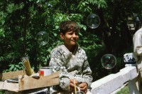 Image of sheet 20030050 photo 15: Murree ist eine Kleinstadt in der Provinz Punjab in Nord-Pakistan
Kinder mit farbigen Ballonen Hotel alter Mann und Schimmel weisses Pferd steht am Eingang Blecksoldaten zum abknallen mit dem Luftgewehr Spiel alte Bäume