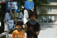 Image of sheet 20030050 photo 17: Murree ist eine Kleinstadt in der Provinz Punjab in Nord-Pakistan
Kinder mit farbigen Ballonen Hotel alter Mann und Schimmel weisses Pferd steht am Eingang Blecksoldaten zum abknallen mit dem Luftgewehr Spiel alte Bäume