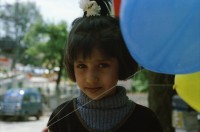 Image of sheet 20030050 photo 19: Murree ist eine Kleinstadt in der Provinz Punjab in Nord-Pakistan
Kinder mit farbigen Ballonen Hotel alter Mann und Schimmel weisses Pferd steht am Eingang Blecksoldaten zum abknallen mit dem Luftgewehr Spiel alte Bäume