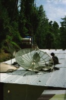 Image of sheet 20030050 photo 2: Murree ist eine Kleinstadt in der Provinz Punjab in Nord-Pakistan
Kinder mit farbigen Ballonen Hotel alter Mann und Schimmel weisses Pferd steht am Eingang Blecksoldaten zum abknallen mit dem Luftgewehr Spiel alte Bäume