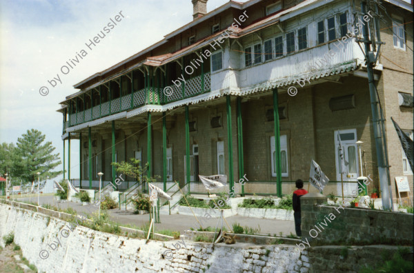 Image of sheet 20030050 photo 24: Murree ist eine Kleinstadt in der Provinz Punjab in Nord-Pakistan
Kinder mit farbigen Ballonen Hotel alter Mann und Schimmel weisses Pferd steht am Eingang Blecksoldaten zum abknallen mit dem Luftgewehr Spiel alte Bäume