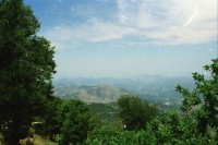 Image of sheet 20030050 photo 25: Murree ist eine Kleinstadt in der Provinz Punjab in Nord-Pakistan
Kinder mit farbigen Ballonen Hotel alter Mann und Schimmel weisses Pferd steht am Eingang Blecksoldaten zum abknallen mit dem Luftgewehr Spiel alte Bäume