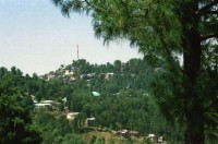 Image of sheet 20030050 photo 26: Murree ist eine Kleinstadt in der Provinz Punjab in Nord-Pakistan
Kinder mit farbigen Ballonen Hotel alter Mann und Schimmel weisses Pferd steht am Eingang Blecksoldaten zum abknallen mit dem Luftgewehr Spiel alte Bäume