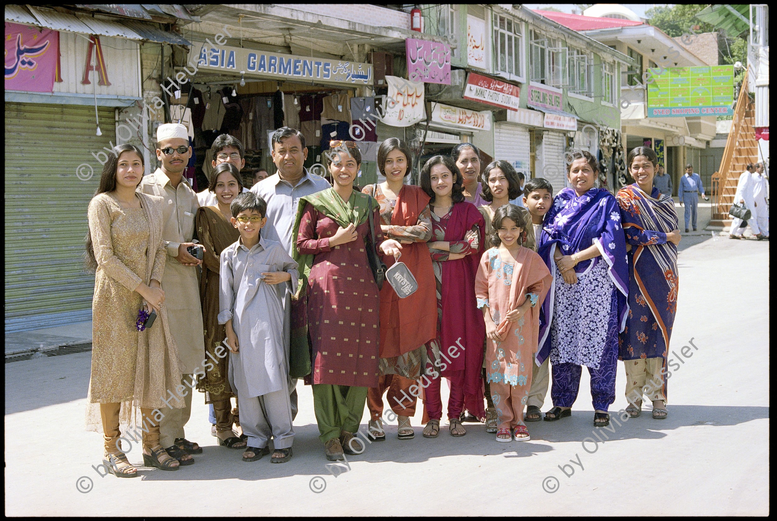 Image of sheet 20030050 photo 8: Eine pakistanische Grossfamilie  in ihrer traditionellen Kleidung. steht vor den Geschäften. Familie Frauen und Männer Pakistan Murree Punjab