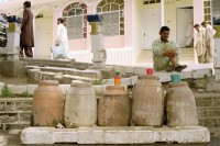 Image of sheet 20030060 photo 10: Murree ist eine Kleinstadt in der Provinz Punjab in Nord-Pakistan 
Pakistan Im Schatten stehen Wassergefaesse. Ein Mann verkauft Trinkwasser.
Wasser,