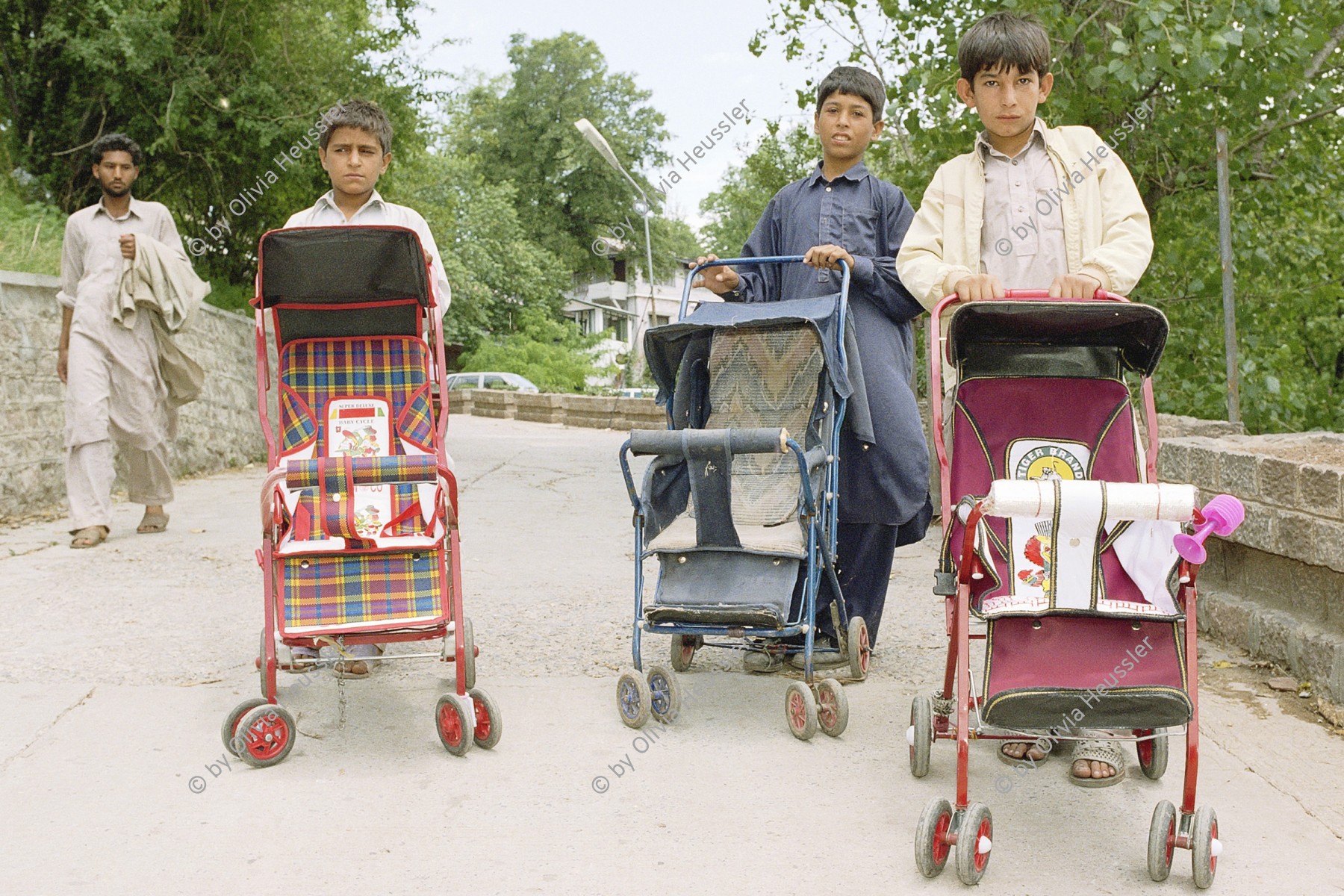 Image of sheet 20030060 photo 11: Murree ist eine Kleinstadt in der Provinz Punjab in Nord-Pakistan in der Region Galyat. Buben Knaben Jungen mit Kinderwagen als Transportmittel Trolleys.
sie warten auf die Touristen
Pakistan