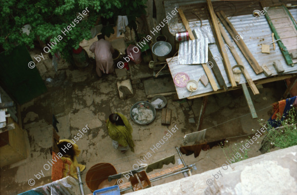 Image of sheet 20030060 photo 12: Murree ist eine Kleinstadt in der Provinz Punjab in Nord-Pakistan in der Region Galyat.
Frauen tragen Krüge mit Wasser auf den Köpfen. Portrait Fässer Buben Knaben Jungen mit Kinderwagen als Transportmittel Spiel mit Ballonen und Blechsoldaten Soldaten zum abschiessen mit einem Luftgewehr