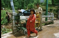 Image of sheet 20030060 photo 16: Murree ist eine Kleinstadt in der Provinz Punjab in Nord-Pakistan in der Region Galyat.
Frauen tragen Krüge mit Wasser auf den Köpfen. Portrait Fässer Buben Knaben Jungen mit Kinderwagen als Transportmittel Spiel mit Ballonen und Blechsoldaten Soldaten zum abschiessen mit einem Luftgewehr