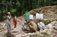 Image of sheet 20030060 photo 18: Murree ist eine Kleinstadt in der Provinz Punjab in Nord-Pakistan in der Region Galyat.
Frauen tragen Krüge mit Wasser auf den Köpfen. Portrait Fässer Buben Knaben Jungen mit Kinderwagen als Transportmittel Spiel mit Ballonen und Blechsoldaten Soldaten zum abschiessen mit einem Luftgewehr