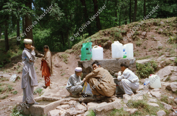 Image of sheet 20030060 photo 18: Murree ist eine Kleinstadt in der Provinz Punjab in Nord-Pakistan in der Region Galyat.
Frauen tragen Krüge mit Wasser auf den Köpfen. Portrait Fässer Buben Knaben Jungen mit Kinderwagen als Transportmittel Spiel mit Ballonen und Blechsoldaten Soldaten zum abschiessen mit einem Luftgewehr