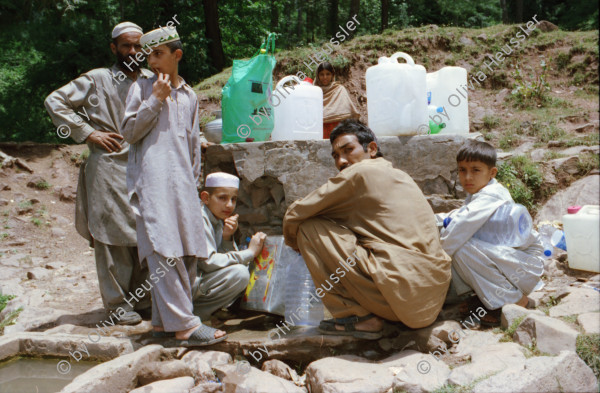 Image of sheet 20030060 photo 19: Murree ist eine Kleinstadt in der Provinz Punjab in Nord-Pakistan in der Region Galyat.
Frauen tragen Krüge mit Wasser auf den Köpfen. Portrait Fässer Buben Knaben Jungen mit Kinderwagen als Transportmittel Spiel mit Ballonen und Blechsoldaten Soldaten zum abschiessen mit einem Luftgewehr