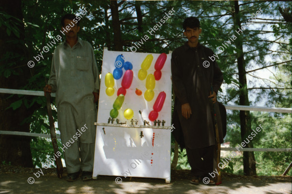 Image of sheet 20030060 photo 2: Murree ist eine Kleinstadt in der Provinz Punjab in Nord-Pakistan in der Region Galyat.
Frauen tragen Krüge mit Wasser auf den Köpfen. Portrait Fässer Buben Knaben Jungen mit Kinderwagen als Transportmittel Spiel mit Ballonen und Blechsoldaten Soldaten zum abschiessen mit einem Luftgewehr