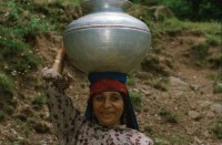 Image of sheet 20030060 photo 22: Murree ist eine Kleinstadt in der Provinz Punjab in Nord-Pakistan in der Region Galyat.
Frauen tragen Krüge mit Wasser auf den Köpfen. Portrait Fässer Buben Knaben Jungen mit Kinderwagen als Transportmittel Spiel mit Ballonen und Blechsoldaten Soldaten zum abschiessen mit einem Luftgewehr