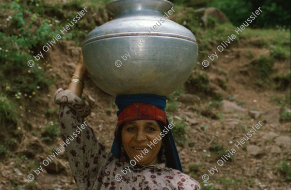 Image of sheet 20030060 photo 22: Murree ist eine Kleinstadt in der Provinz Punjab in Nord-Pakistan in der Region Galyat.
Frauen tragen Krüge mit Wasser auf den Köpfen. Portrait Fässer Buben Knaben Jungen mit Kinderwagen als Transportmittel Spiel mit Ballonen und Blechsoldaten Soldaten zum abschiessen mit einem Luftgewehr