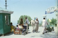 Image of sheet 20030060 photo 3: Murree ist eine Kleinstadt in der Provinz Punjab in Nord-Pakistan in der Region Galyat.
Frauen tragen Krüge mit Wasser auf den Köpfen. Portrait Fässer Buben Knaben Jungen mit Kinderwagen als Transportmittel Spiel mit Ballonen und Blechsoldaten Soldaten zum abschiessen mit einem Luftgewehr