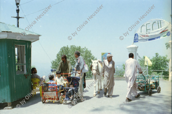 Image of sheet 20030060 photo 3: Murree ist eine Kleinstadt in der Provinz Punjab in Nord-Pakistan in der Region Galyat.
Frauen tragen Krüge mit Wasser auf den Köpfen. Portrait Fässer Buben Knaben Jungen mit Kinderwagen als Transportmittel Spiel mit Ballonen und Blechsoldaten Soldaten zum abschiessen mit einem Luftgewehr