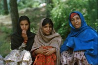 Image of sheet 20030060 photo 34: Murree ist eine Kleinstadt in der Provinz Punjab in Nord-Pakistan in der Region Galyat.
Frauen tragen Krüge mit Wasser auf den Köpfen. Portrait Fässer Buben Knaben Jungen mit Kinderwagen als Transportmittel Spiel mit Ballonen und Blechsoldaten Soldaten zum abschiessen mit einem Luftgewehr