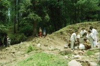 Image of sheet 20030070 photo 10: Car Transport auf der Strasse von der Hauptstadt Islamabad nach Murree M. ist eine Kleinstadt in der Provinz Punjab in Nord-Pakistan Ajubia Park
Ayubia is small town in the Khyber-Pakhtunkhwa province of Pakistan. It is located near the Murree hills and Galyat and is home to Ayubia National Park. It is a very famous tourist destination and includes one of the oldest chair lifts of the area.
Leute Männer und Frauen beim Wasser holen mit Flaschen. Frauen Bäume im Galyat tal
(eine der ältesten) Gondelbahn auch für Familien im National Park. Farige Fahnen und ein Bube mit Blumen Haarschmuck
