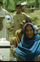 Image of sheet 20030070 photo 2: Car Transport auf der Strasse von der Hauptstadt Islamabad nach Murree M. ist eine Kleinstadt in der Provinz Punjab in Nord-Pakistan Ajubia Park
Ayubia is small town in the Khyber-Pakhtunkhwa province of Pakistan. It is located near the Murree hills and Galyat and is home to Ayubia National Park. It is a very famous tourist destination and includes one of the oldest chair lifts of the area.
Leute Männer und Frauen beim Wasser holen mit Flaschen. Frauen Bäume im Galyat tal
(eine der ältesten) Gondelbahn auch für Familien im National Park. Farige Fahnen und ein Bube mit Blumen Haarschmuck