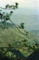 Image of sheet 20030070 photo 20: Car Transport auf der Strasse von der Hauptstadt Islamabad nach Murree M. ist eine Kleinstadt in der Provinz Punjab in Nord-Pakistan Ajubia Park
Ayubia is small town in the Khyber-Pakhtunkhwa province of Pakistan. It is located near the Murree hills and Galyat and is home to Ayubia National Park. It is a very famous tourist destination and includes one of the oldest chair lifts of the area.
Leute Männer und Frauen beim Wasser holen mit Flaschen. Frauen Bäume im Galyat tal
(eine der ältesten) Gondelbahn auch für Familien im National Park. Farige Fahnen und ein Bube mit Blumen Haarschmuck