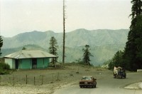 Image of sheet 20030070 photo 24: Car Transport auf der Strasse von der Hauptstadt Islamabad nach Murree M. ist eine Kleinstadt in der Provinz Punjab in Nord-Pakistan Ajubia Park
Ayubia is small town in the Khyber-Pakhtunkhwa province of Pakistan. It is located near the Murree hills and Galyat and is home to Ayubia National Park. It is a very famous tourist destination and includes one of the oldest chair lifts of the area.
Leute Männer und Frauen beim Wasser holen mit Flaschen. Frauen Bäume im Galyat tal
(eine der ältesten) Gondelbahn auch für Familien im National Park. Farige Fahnen und ein Bube mit Blumen Haarschmuck