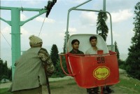 Image of sheet 20030070 photo 34: Car Transport auf der Strasse von der Hauptstadt Islamabad nach Murree M. ist eine Kleinstadt in der Provinz Punjab in Nord-Pakistan Ajubia Park
Ayubia is small town in the Khyber-Pakhtunkhwa province of Pakistan. It is located near the Murree hills and Galyat and is home to Ayubia National Park. It is a very famous tourist destination and includes one of the oldest chair lifts of the area.
Leute Männer und Frauen beim Wasser holen mit Flaschen. Frauen Bäume im Galyat tal
(eine der ältesten) Gondelbahn auch für Familien im National Park. Farige Fahnen und ein Bube mit Blumen Haarschmuck