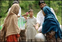 Image of sheet 20030070 photo 8: Pakistan Punjab Murree 
Woman has to fight for her place at the water pump to fill her Nestlé bottle with drinking clean water. Frauen in Kopftüchern müssen täglich mit ihren Kindern gegen die Männer ums Wasser kämpfen.
Murree M. ist eine Kleinstadt in der Provinz Punjab in Nord-Pakistan Ajubia Park
Ayubia is small town in the Khyber-Pakhtunkhwa province of Pakistan. It is located near the Murree hills and Galyat and is home to Ayubia National Park.