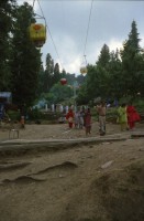 Image of sheet 20030080 photo 1: Ayubia is a small town in the Khyber-Pakhtunkhwa province of Pakistan. It is located near the Murree hills and Galyat and is home to Ayubia National Park. It is a very famous tourist destination and includes one of the oldest chair lifts of the area.
Leute Männer und Frauen fahren auf den Berg in einer der  Bäume im Galyat tal
(eine der ältesten) Gondelbahn auch für Familien im National Park. Junges Paar auf dem Spielplatz Sicht auf die Berge des Kashmir Talstation Gondelbahn Junge Pakistani
