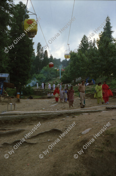 Image of sheet 20030080 photo 1: Ayubia is a small town in the Khyber-Pakhtunkhwa province of Pakistan. It is located near the Murree hills and Galyat and is home to Ayubia National Park. It is a very famous tourist destination and includes one of the oldest chair lifts of the area.
Leute Männer und Frauen fahren auf den Berg in einer der  Bäume im Galyat tal
(eine der ältesten) Gondelbahn auch für Familien im National Park. Junges Paar auf dem Spielplatz Sicht auf die Berge des Kashmir Talstation Gondelbahn Junge Pakistani