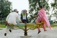 Image of sheet 20030080 photo 19: Ayubia is a small town in the Khyber-Pakhtunkhwa province of Pakistan. It is located near the Murree hills and Galyat and is home to Ayubia National Park. It is a very famous tourist destination and includes one of the oldest chair lifts of the area. Ein Ehepaar auf dem Spielplatz Spielgerät Schaukel im National Park.  Pakistani
Pakistan Punjab Ajubia Tourists at resort area. 23/05/2003