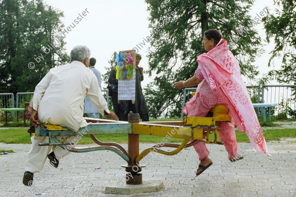 Image of sheet 20030080 photo 19: Ayubia is a small town in the Khyber-Pakhtunkhwa province of Pakistan. It is located near the Murree hills and Galyat and is home to Ayubia National Park. It is a very famous tourist destination and includes one of the oldest chair lifts of the area. Ein Ehepaar auf dem Spielplatz Spielgerät Schaukel im National Park.  Pakistani
Pakistan Punjab Ajubia Tourists at resort area. 23/05/2003