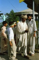 Image of sheet 20030080 photo 24: Ayubia is a small town in the Khyber-Pakhtunkhwa province of Pakistan. It is located near the Murree hills and Galyat and is home to Ayubia National Park. It is a very famous tourist destination and includes one of the oldest chair lifts of the area.
Leute Männer und Frauen fahren auf den Berg in einer der  Bäume im Galyat tal
(eine der ältesten) Gondelbahn auch für Familien im National Park. Junges Paar auf dem Spielplatz Sicht auf die Berge des Kashmir Talstation Gondelbahn Junge Pakistani